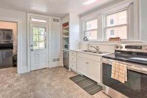 Cucina o angolo cottura di Home 2 Mi to Hersheypark Work and Play!