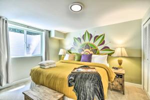 Ein Bett oder Betten in einem Zimmer der Unterkunft The Owls Nest with Hot Tub and Forest Views!