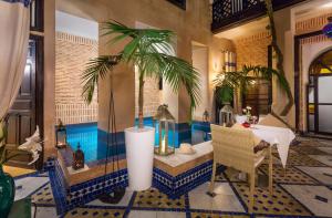 ein Badezimmer mit einer Badewanne mit einer Palme. in der Unterkunft Riad Ines Home in Marrakesch