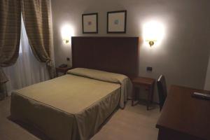 Postel nebo postele na pokoji v ubytování Hotel Taormina