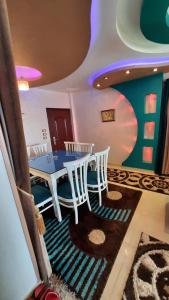 Mansoura apartment infront of KFC في المنصورة: غرفة طعام مع طاولة وكراسي