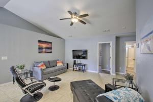 ペンサコーラにあるLovely Florida Coastline Home By Perdido Key!のソファと天井ファンのあるリビングルーム