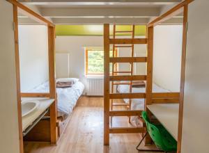 Katil dua tingkat atau katil-katil dua tingkat dalam bilik di IOU Hebden Bridge Hostel