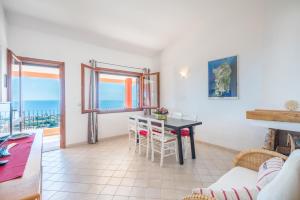 un soggiorno con tavolo e vista sull'oceano di Costa Rei - Belvedere panoramico - A/C a Costa Rei