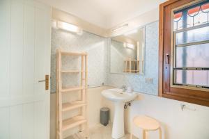 un bagno con lavandino, specchio e WC di Costa Rei - Belvedere panoramico - A/C a Costa Rei Altre 37 foto