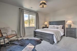 una camera con un grande letto e una finestra di Modern and Newly Built Cabin Ski, Fish, Hike! a Georgetown