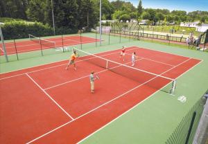 un groupe de personnes jouant au tennis sur un court de tennis dans l'établissement - Sea blue - Mobil homes 10 places avec 4 chambres SIBLU proche Océan mh 735 ou 828, à Gastes