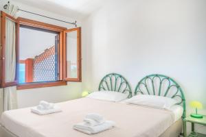 una camera da letto con due letti e una finestra di Costa Rei - Belvedere panoramico - A/C a Costa Rei