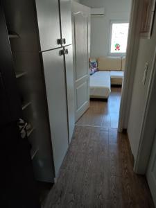 un couloir avec un réfrigérateur et un salon dans l'établissement Viktorija, à Bar