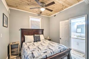 Ένα ή περισσότερα κρεβάτια σε δωμάτιο στο Pensacola Home about 3 Mi to Perdido Key Beach!