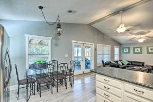 Kuchyň nebo kuchyňský kout v ubytování Pensacola Home - 2 Blocks From Boat Launch!