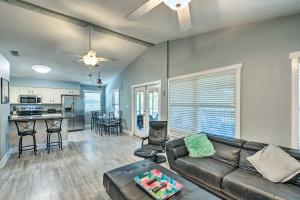 Kuchyň nebo kuchyňský kout v ubytování Pensacola Home - 2 Blocks From Boat Launch!