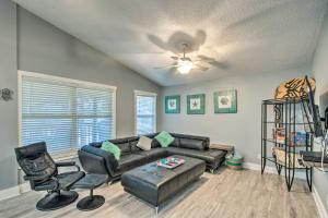 Posezení v ubytování Pensacola Home - 2 Blocks From Boat Launch!