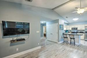 Kuchyň nebo kuchyňský kout v ubytování Pensacola Home - 2 Blocks From Boat Launch!