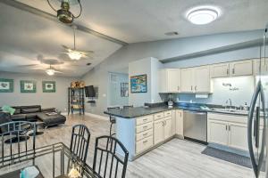 Kuchyň nebo kuchyňský kout v ubytování Pensacola Home - 2 Blocks From Boat Launch!