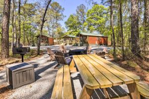 un tavolo da picnic con sedie, un grill e una cabina di Family-Friendly Cabin about 5 Mi to Dtwn New Bern a New Bern