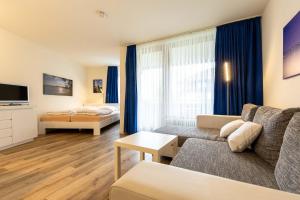 Un pat sau paturi într-o cameră la Ferienwohnpark Immenstaad am Bodensee Ein-Zimmer-Apartment 55 17