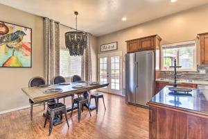 A kitchen or kitchenette at Patio and Gazebo Stylish Show Low Hideaway!