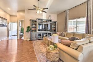 A kitchen or kitchenette at Patio and Gazebo Stylish Show Low Hideaway!