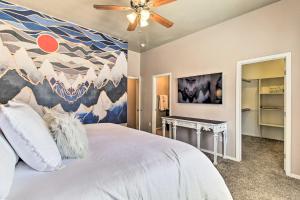 A television and/or entertainment centre at Patio and Gazebo Stylish Show Low Hideaway!