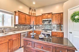 A kitchen or kitchenette at Patio and Gazebo Stylish Show Low Hideaway!