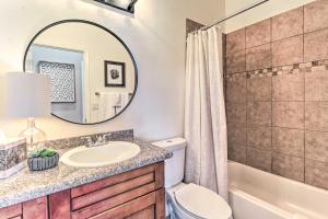 A bathroom at Patio and Gazebo Stylish Show Low Hideaway!