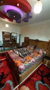 سرير أو أسرّة في غرفة في Mansoura apartment infront of KFC