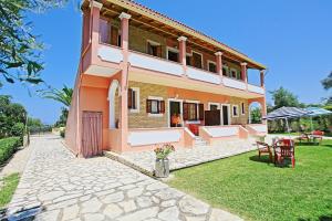 Almiros BeachにあるDalia Apartmentのパティオと庭付きの大きな家