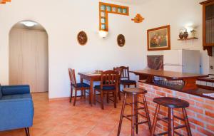 een woonkamer met een tafel en stoelen en een keuken bij A Casa di Nicola - Goelba in Marmi