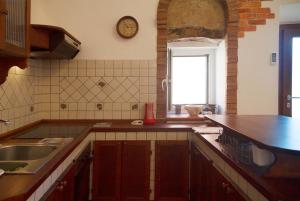 Η κουζίνα ή μικρή κουζίνα στο A Casa di Nicola - Goelba