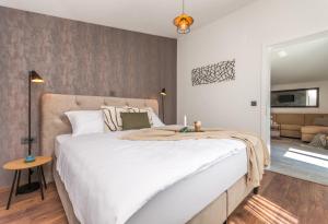 Tempat tidur dalam kamar di MariLu Luxury Apartments