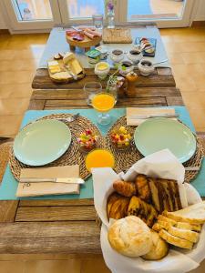 einen Tisch mit Teller mit Speisen und Brot in der Unterkunft B&B Casa Mil Sueños in Ontinyent