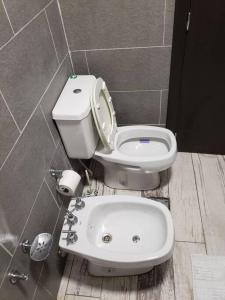 La salle de bains est pourvue de toilettes et d'une baignoire. dans l'établissement Departamentos de Raffi, à Villa Constitución