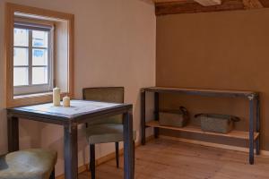 uma sala de jantar com uma mesa e cadeiras e uma janela em Doppelzimmer Dora Oberlausitzer Hof em Leutersdorf