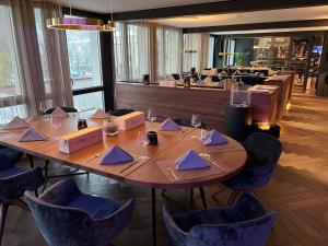 A restaurant or other place to eat at Zimmer & Appartements am Schloßplatz