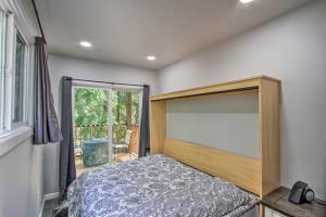 Un pat sau paturi într-o cameră la Unique Container Studio with Deck and Fire Pit!