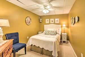 - une chambre avec un lit et une chaise bleue dans l'établissement Cadiz Abode with Decks, Fire Pit, and Lake Access, à Cadiz