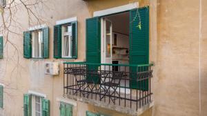 - un balcon et des volets verts dans l'établissement Apartment NITERONI, à Split