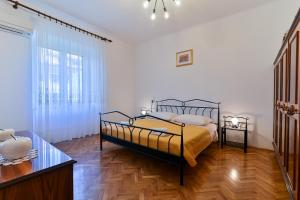 - une chambre avec un lit et du parquet dans l'établissement Apartment NITERONI, à Split
