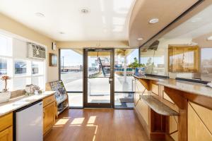 een keuken met houten werkbladen en een groot raam bij Stay Express Inn Elko in Elko