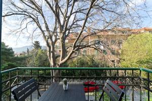 une table et des chaises en bois sur un balcon avec un arbre dans l'établissement Apartment NITERONI, à Split