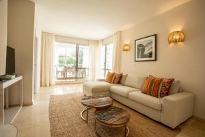 sala de estar con sofá y mesa en Apartamento en Guadalmina con vistas al Golf en Marbella