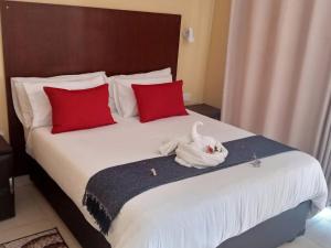 Postel nebo postele na pokoji v ubytování Impovu Guest House