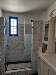 Ένα μπάνιο στο Marilia house +9 φωτογραφίες