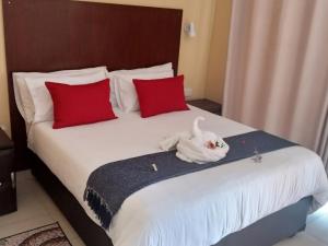 Postel nebo postele na pokoji v ubytování Impovu Guest House