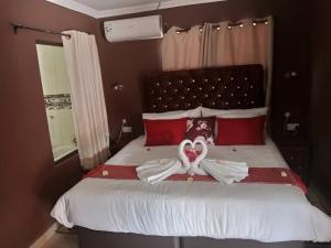 Postel nebo postele na pokoji v ubytování Impovu Guest House