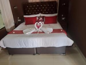 Postel nebo postele na pokoji v ubytování Impovu Guest House