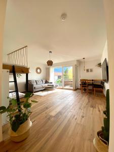 a living room with a couch and a table at Best Butler Family & Friends Fun Flat Netflix in Füssen