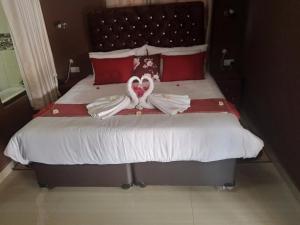 Postel nebo postele na pokoji v ubytování Impovu Guest House