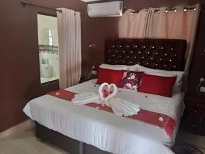 Postel nebo postele na pokoji v ubytování Impovu Guest House